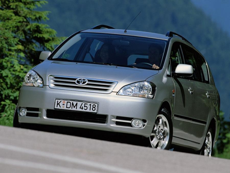  Toyota Avensis Verso 2001 года  (фото 12 из 18)